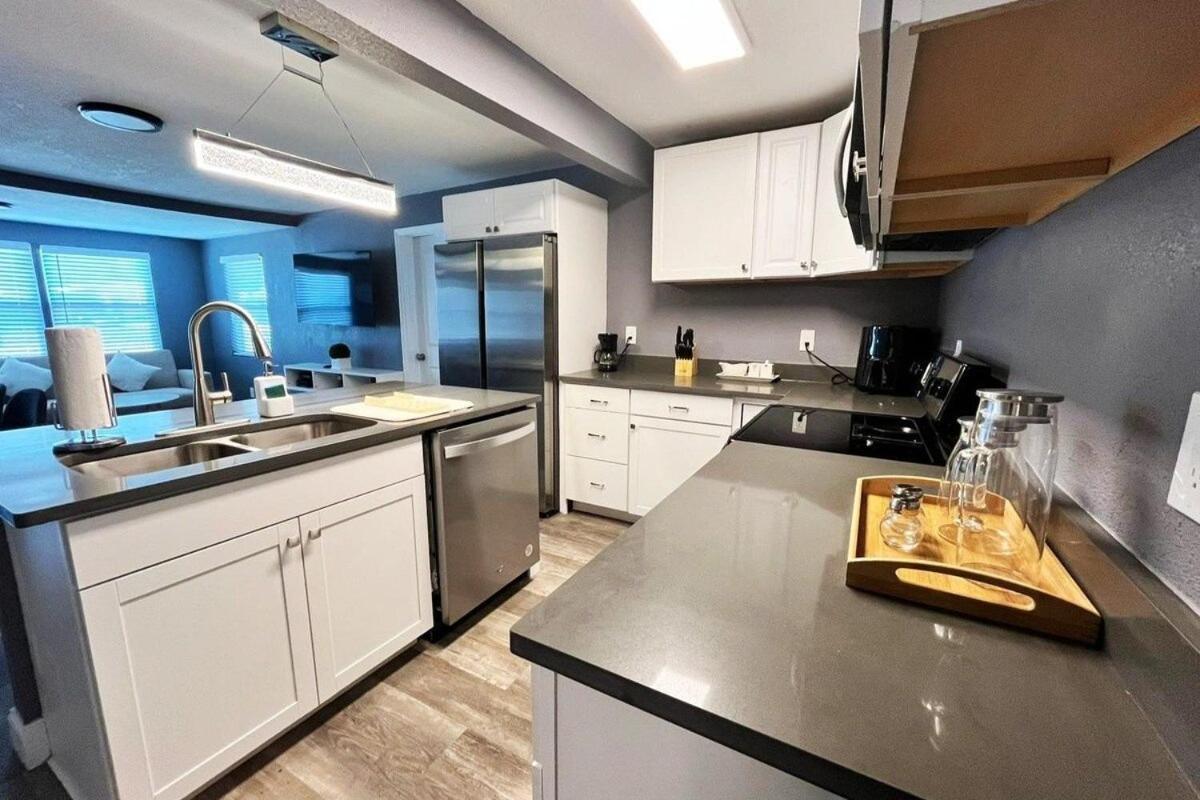 Stilysh 4/2 Bd Near Adv Island Busch Gardens *